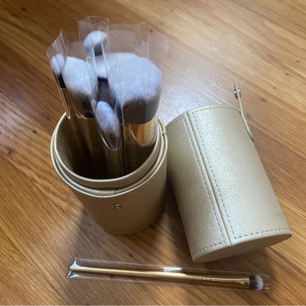 Brand new cosmetic brushes in gold case